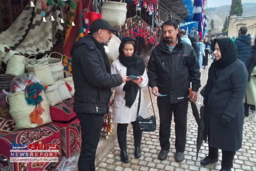 کتابچه معرفی صنایع‌دستی و هنرهای سنتی فارس به مسافران نوروزی اهدا شد