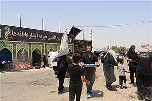 خدمت رسان موکب آبشار عاطفه‌ها در مسیر اربعین 1404 از پنجره دوربین (15 مردادماه)