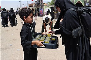 خدمت رسان موکب آبشار عاطفه‌ها در مسیر اربعین 1404 از پنجره دوربین (17 مردادماه)