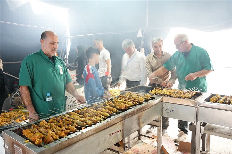 موج گسترده خدمت‌رسانی آبشار عاطفه ها به زائران در نیمه شعبان