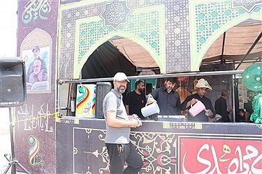 تصویر خدمت رسان موکب آبشار عاطفه‌ها در مسیر اربعین 1404 از پنجره دوربین