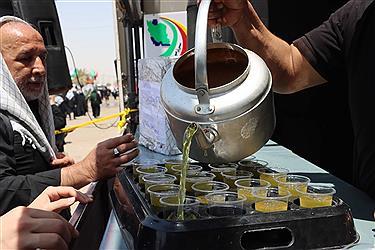 تصویر خدمت رسان موکب آبشار عاطفه‌ها در مسیر اربعین 1404 از پنجره دوربین (17 مردادماه)