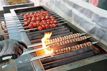 تصویر موج گسترده خدمت‌رسانی آبشار عاطفه ها به زائران در نیمه شعبان